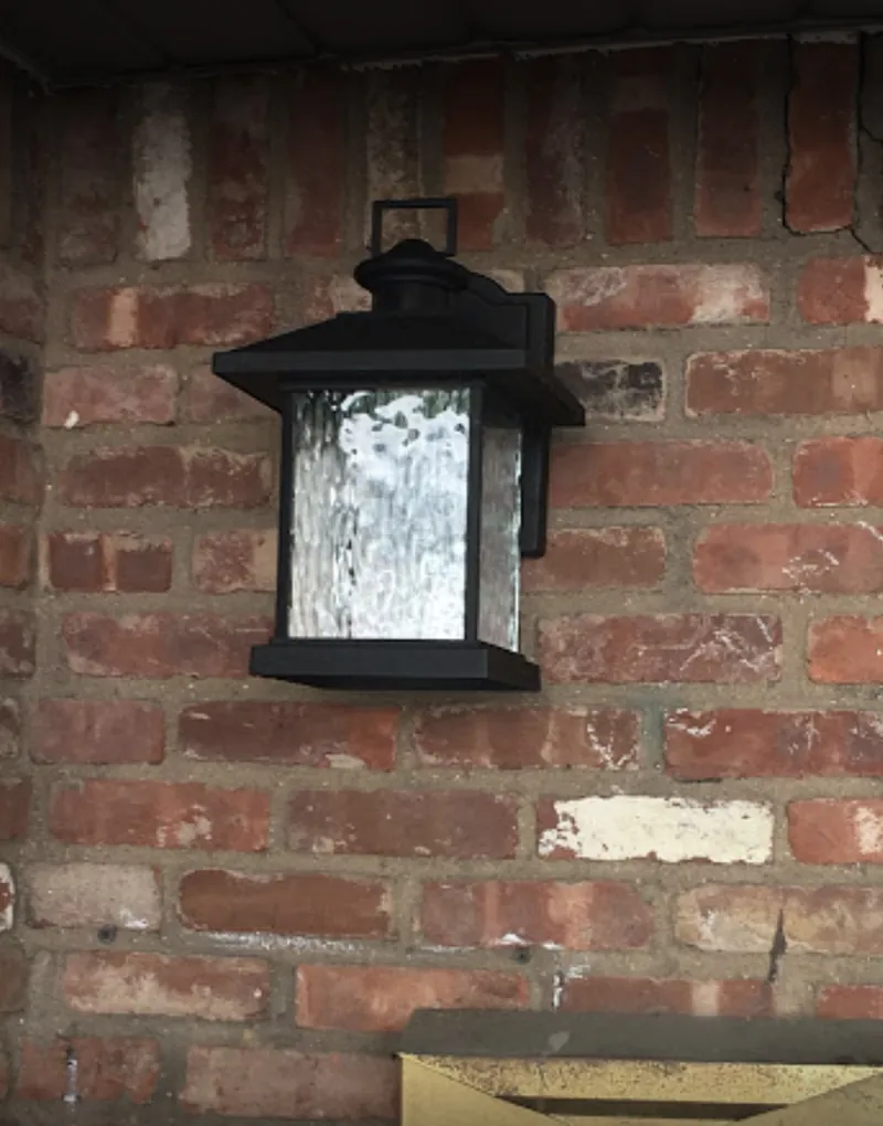 Outdoor wall lantern
